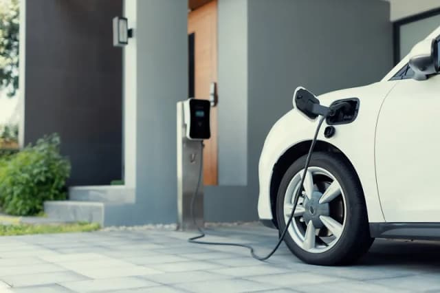 Co to jest hybryda plug-in? Jak działa i jakie są zalety tego rozwiązania?