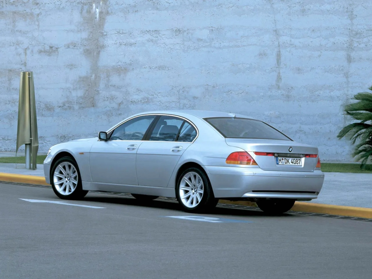 BMW E65 730d: Luksus i Technologia w Jednym - Specyfikacja